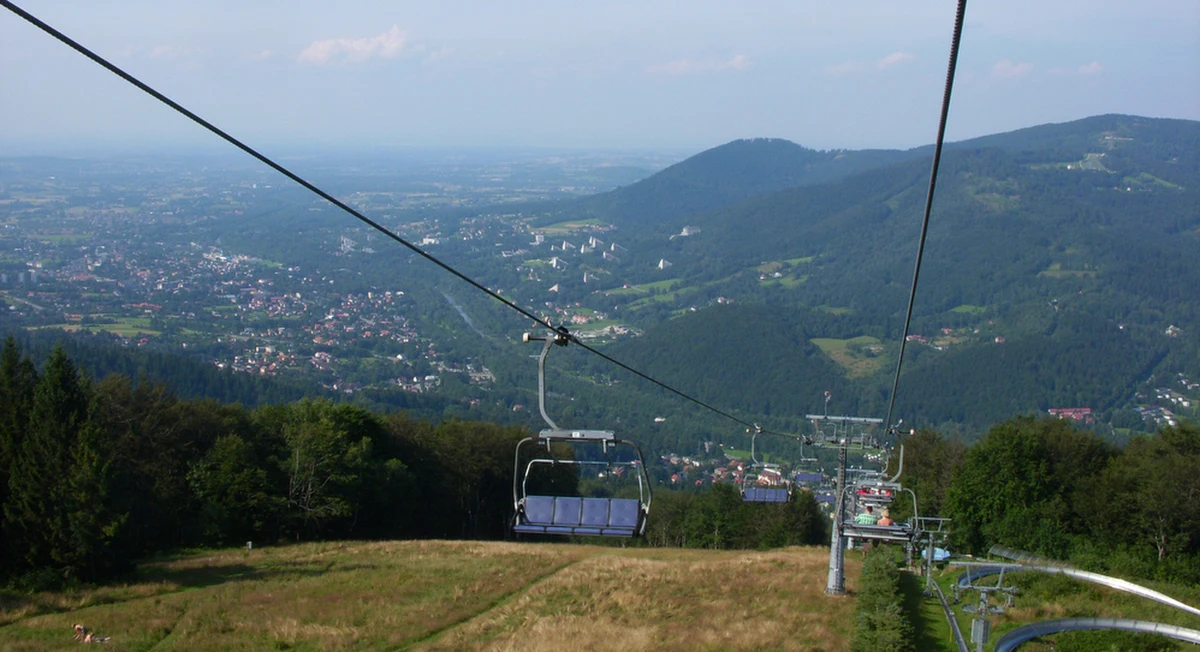 W poniedziałek rozpoczną się prace konserwacyjne wyciągu na Czantorię w Ustroniu. To jedna z największych atrakcji turystycznych w Beskidzie Śląskim. Mimo prac modernizacyjnych kolejka będzie kursowała w weekendy i dni wolne.