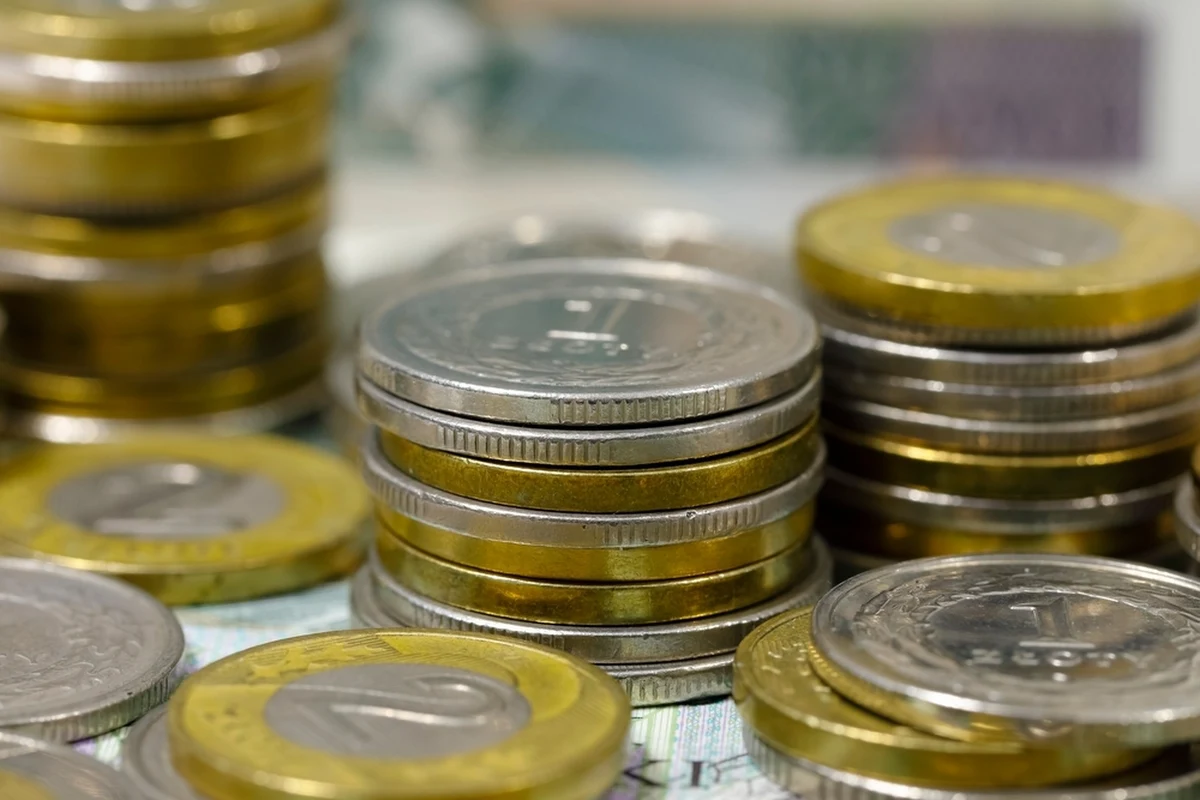 Dorośli szukają promocji w sklepach, unikają stołowania się w restauracji i wybierają transport publiczny, a dzieci oraz młodzież odkładają z kieszonkowego lub z otrzymanych na urodziny pieniędzy - tak oszczędzają Polacy. Dziennikarze RMF FM zapytali mieszkańców Warszawy, Lublina i Wrocławia o ich sposoby na odkładanie pieniędzy na później. A na później lepiej tego nie odkładać. "Często słyszymy argument, że mnie nie stać na oszczędzanie i jest to w obecnej sytuacji argument całkowicie błędny" - zwraca uwagę Paweł Majtkowski, analityk finansowy eToro.