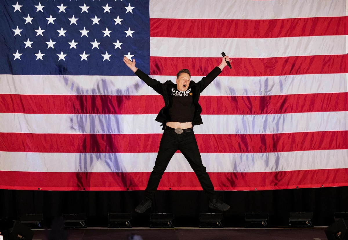 Elon Musk obiecał, że aż do listopadowych wyborów prezydenckich w USA będzie wypłacał 1 mln dolarów dziennie osobie, która podpisze jego internetową petycję dotyczącą wolności wypowiedzi i prawa do noszenia broni. Jak obiecał, tak też uczynił. Pierwszy milion został już wypłacony w sobotę, a obserwatorzy zastanawiają się, jak daleko może posunąć się miliarder we wsparciu kampanii Donalda Trumpa.