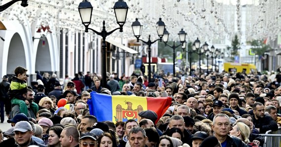 Przyszłość Mołdawii decyduje się w cieniu rosyjskiej intensywnej kampanii propagandowej. Na lotnisku w Kiszyniowie wprowadzono wzmożone kontrole, w obawie przed agentami Moskwy, którzy walizkami dostarczają gotówkę - ta pomoże ingerować w wybory. W akcję antyrosyjską zaangażowały się także amerykańskie i natowskie służby. Mołdawianie głosowali w wyborach prezydenckich i referendum w sprawie przystąpienia do Unii Europejskiej.