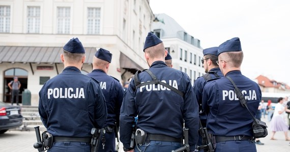 We wtorek przed meczem Polska - Chorwacja policjanci zatrzymali dwóch mężczyzn, którzy próbowali wmieszać się w grupę chorwackich kibiców. Pierwszy z nich, obywatel Grecji, posiadał przy sobie broń palną i amunicję, a także posługiwał się fałszywym dowodem osobistym. Natomiast drugi z zatrzymanych, obywatel Gruzji, ukrył w ubraniu cudze prawo jazdy. Podejrzani usłyszeli zarzuty w Prokuraturze Rejonowej Warszawa Śródmieście-Północ. 