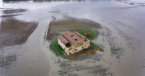 Jedna osoba zginęła w wyniku powodzi w rejonie Bolonii - podały miejscowe władze. 20-latek utonął w nocy z soboty na niedzielę w samochodzie porwanym przez nurt rzeki, która wystąpiła z brzegów w miejscowości Pianoro. W Bolonii i okolicach trwa wielkie sprzątanie po fali powodziowej.