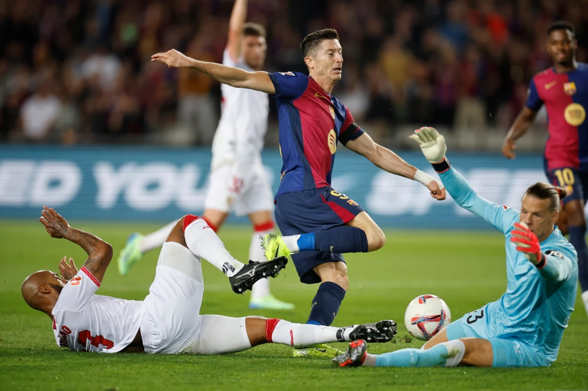 Barcelona pokonała 5:1 pokonali Sevillę w emocjonującym meczu 10. kolejki hiszpańskiej ekstraklasy piłkarskiej. Dwie bramki dla Barcy zdobył Robert Lewandowski. Szansy na pierwszy pokaz umiejętności w barwach drużyny z Katalonii nie miał Wojciech Szczęsny.