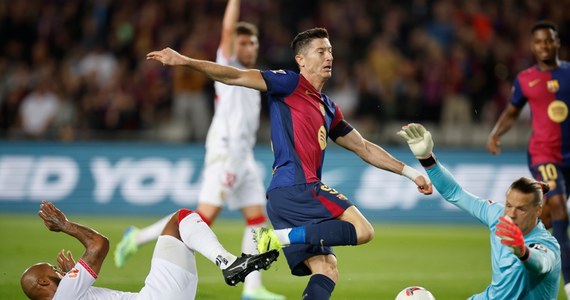 Barcelona pokonała 5:1 pokonali Sevillę w emocjonującym meczu 10. kolejki hiszpańskiej ekstraklasy piłkarskiej. Dwie bramki dla Barcy zdobył Robert Lewandowski. Szansy na pierwszy pokaz umiejętności w barwach drużyny z Katalonii nie miał Wojciech Szczęsny.