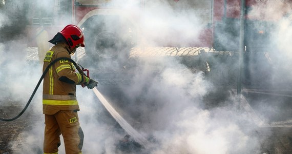 Pożar jednego z budynków mieszkalnych w Wisełce w powiecie kamieńskim w Zachodniopomorskiem. Do walki z ogniem wysłano dziewięć zastępów straży pożarnej.