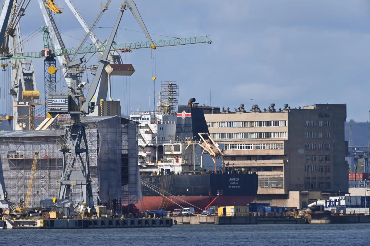 Nie do Hiszpanii, jak pierwotnie planowano, ale do Amsterdamu wyruszył w weekend z Brazylii polski masowiec "Jawor" - ustalił dziennikarz RMF FM. Na statku należącym do Polskiej Żeglugi Morskiej na początku października znaleziono blisko pół tony kokainy. 