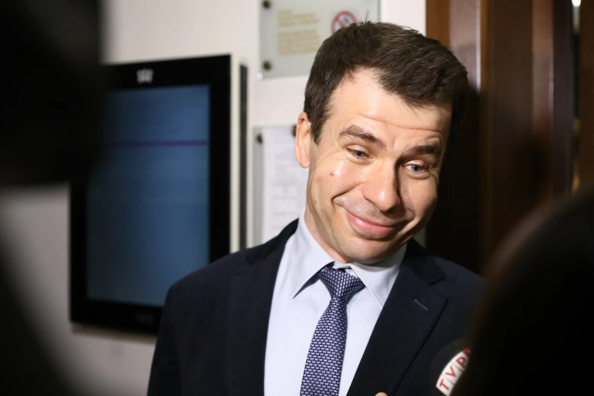 Ernest Bejda, który był szefem Centralnego Biura Antykorupcyjnego w latach 2016-2020, nie pojawił się na posiedzeniu sejmowej komisji śledczej ds. Pegasusa. To już drugi raz, jak Bejda nie pojawił się na przesłuchaniu. Komisja chce złożyć do sądu wniosek o doprowadzenie go na kolejne przesłuchanie. O godz. 11 komisja zaczęła natomiast przesłuchanie europosła KO Krzysztofa Brejzy, który był inwigilowany Pegasusem.