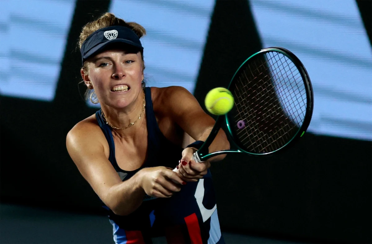 Magdalena Fręch pożegnała się z turniejem WTA 500 w Tokio. Polka niespodziewanie odpadła już w pierwszej rundzie po przegranej z postawioną na 148. miejscu w światowym rankingu Turczynką Zeynep Sonmez 6:1, 4:6, 3:6.