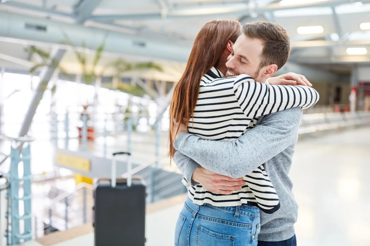 Dworce autobusowe, kolejowe czy lotniska to miejsca, w których mogą zacząć się piękne podróże. To także punkty, w których następują nieraz niezwykle emocjonalne pożegnania z bliskimi. Chcąc zadbać o komfort podróżnych, międzynarodowe lotnisko w nowozelandzkim Dunedin wprowadziło grzecznościową zasadę, że przytulanki przed rozłąką lub po spotkaniu mogą trwać tam tylko 3 minuty.