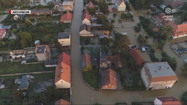 Podjęcie błędnych decyzji, które doprowadziły do zalania ich miasta zarzucają Wodom Polskim mieszkańcy Lewina Brzeskiego. Rozpoczęli zbieranie podpisów pod zbiorowym pozwem. Być może dołączą do nich ci z Nysy. Chcą odszkodowań. Pieniądze na dotkniętych przez wrześniową powódź terenach są bardzo potrzebne, a nie do wszystkich dotarli jeszcze kontrolerzy i rzeczoznawcy. Materiał dla "Wydarzeń" przygotował Robert Gusta.