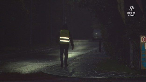 Coraz szybciej zapada zmrok, widoczność na drogach też się pogarsza. Czas więc na bezwzględne zakładanie odblasków. Według danych policji od października do końca stycznia dochodzi do największej liczby wypadków z udziałem pieszych, właśnie ze względu na jesienną szarugę. Przygotować się na nią powinni także kierowcy. Materiał dla "Wydarzeń" przygotował Przemysław Sławiński.