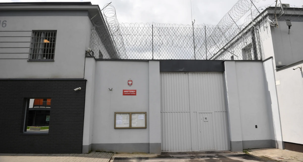 86 osadzonych w areszcie śledczym na warszawskim Służewcu zostało ewakuowanych do aresztu na Białołęce. Jak dowiedział się reporter RMF FM, powodem jest zeszłotygodniowy pożar w ich zakładzie karnym.