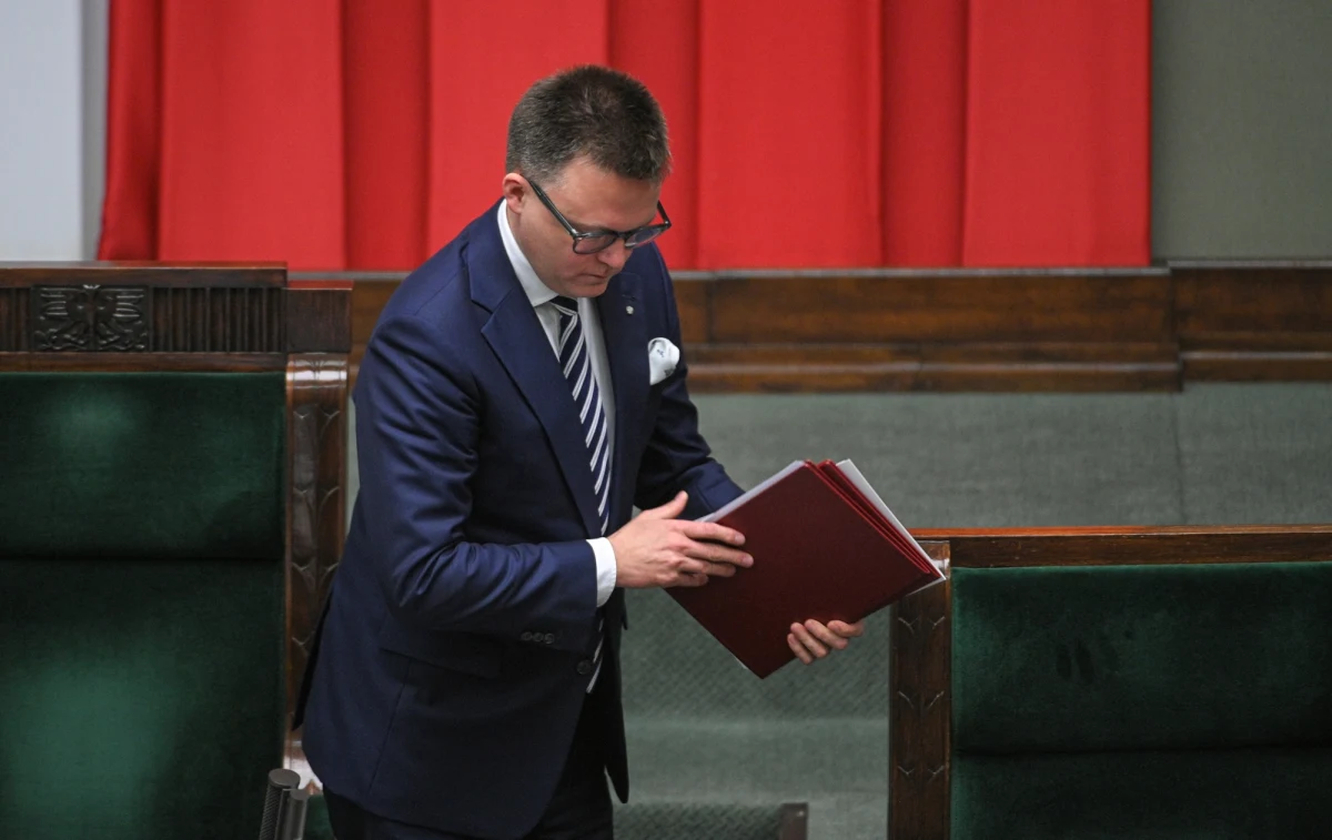 Kilka dni temu szef Kancelarii Sejmu Jacek Cichocki otrzymał polecenie przeprowadzenia przeglądu zasad rozliczania ryczałtów na prowadzenie biur poselskich. Marszałek Sejmu Szymon Hołownia nazwał to audytem. Z naszych ustaleń wynika jednak, że chodzi z jednej strony o przyjrzenie się samym zasadom korzystania ze środków przeznaczanych na utrzymanie biur, a z drugiej także i skontrolowanie tych wydatków. Efekty tak złożonego audytu będą znane za kilka miesięcy.