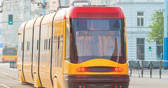 Groźny incydent na budowie trasy tramwajowej do Wilanowa. Motorniczy tramwaju nr 4 najechał na wystający element torowiska, w wyniku czego stalowa belka przebiła podłogę wagonu i raniła w nogę jednego z pasażerów.