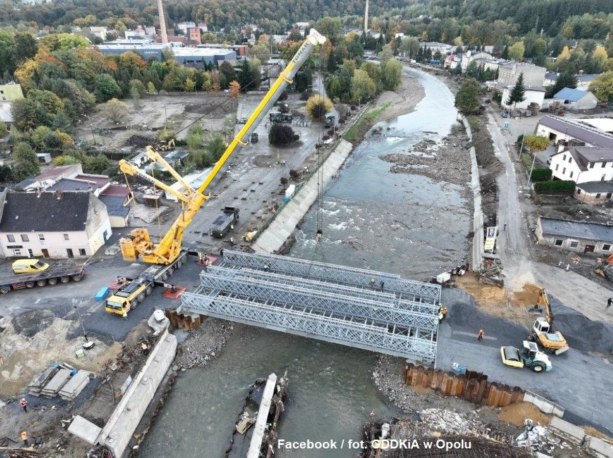 Tymczasowy most w Głuchołazach ma zostać otwarty w najbliższy piątek - zapowiedział opolski oddział GDDKiA. Na środę zaplanowano próby obciążeniowe.