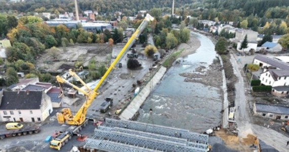 Tymczasowy most w Głuchołazach ma zostać otwarty w najbliższy piątek - zapowiedział opolski oddział GDDKiA. Na środę zaplanowano próby obciążeniowe.