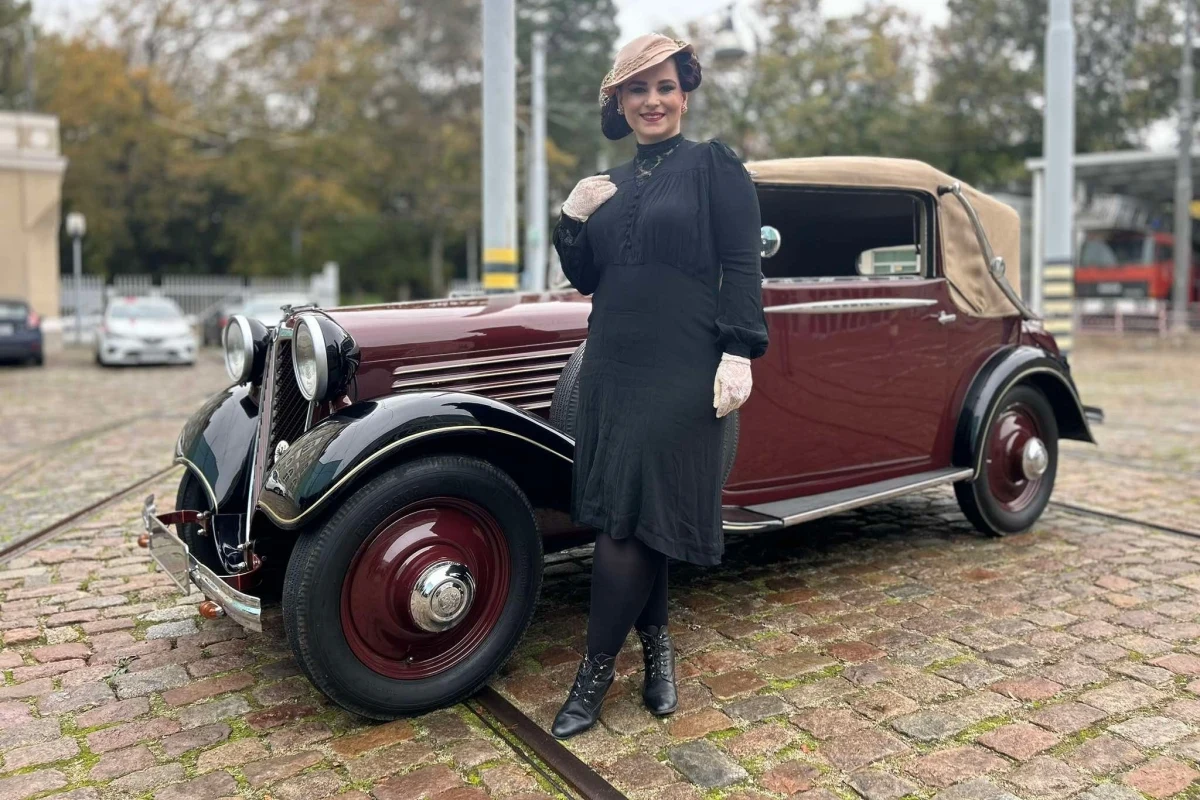 Szczecińska kolekcja oldmobilów właśnie się powiększyła o niemal stuletnie cudo motoryzacji. To zabytkowy pojazd marki Stoewer, wyprodukowany przed wojną w Szczecinie. To właśnie tam mieściła się fabryka popularnych przed wojną, a zapomnianych po niej samochodów. Do muzeum trafił nowy nabytek, ósmy w kolekcji stoewer.