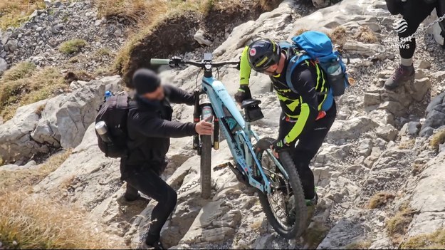 Widok turysty w butach sportowych, czy nawet w klapkach w górach nikogo już nie dziwi, choć powinien, ale tego dawno nie było. Mężczyzna na Giewont wchodził... z rowerem elektrycznym. A że nie był pierwszy, to są przepisy, które pozwalają na ukaranie turysty.Materiał dla "Wydarzeń" przygotował Mateusz Maranowski.