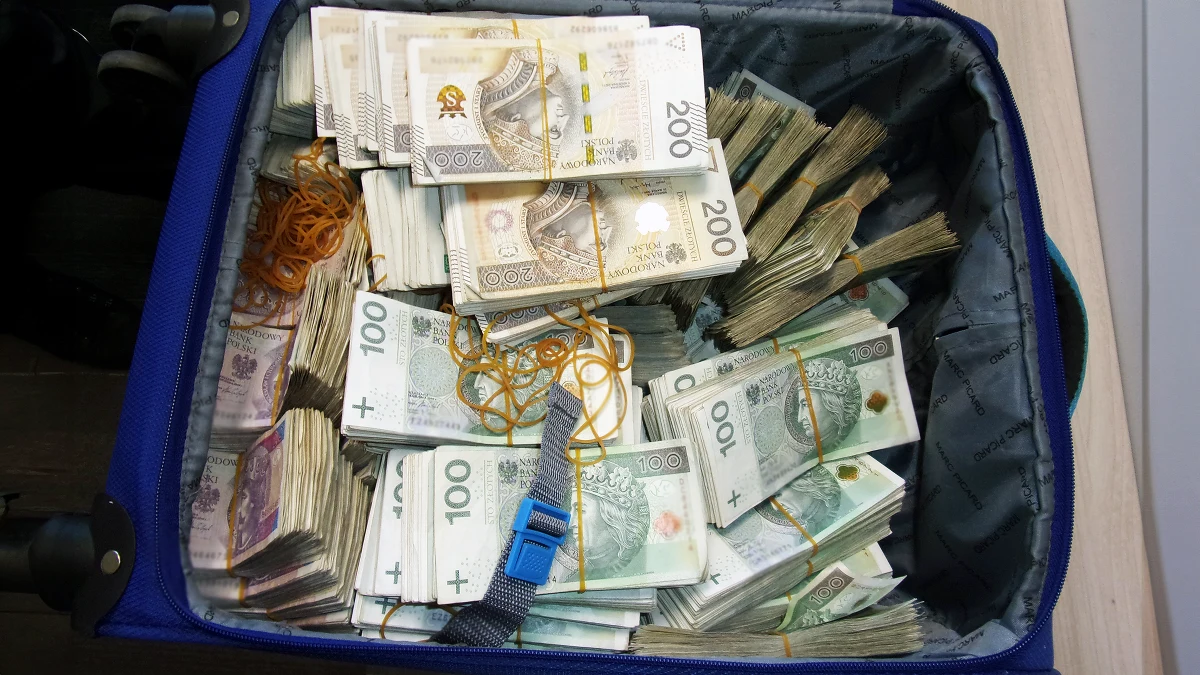 Na Mazowszu rozbito gang zajmujący się nielegalnymi grami hazardowymi. Funkcjonariusze Krajowej Administracji Skarbowej zatrzymali 28 osób, przejęli prawie 600 automatów oraz zlikwidowali magazyn, który był zapleczem logistycznym. W jednym z mieszkań służby znalazły walizkę z "brudnymi" pieniędzmi.