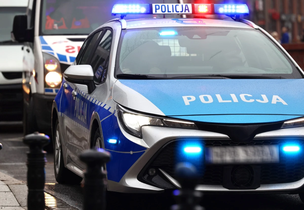 Tragiczny wypadek w Szuszalewie w województwie podlaskim. Dwie osoby zginęły, a kolejne dwie zostały ranne w zderzeniu czterech pojazdów na trasie wojewódzkiej między Dąbrową Białostocką a Lipskiem.