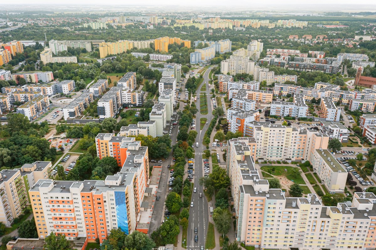 Wrocław mówi "stop" patodeweloperce. Radni miejscy podjęli decyzję o nałożeniu na całe miasto Miejscowego Planu Zagospodarowania Przestrzennego. To pozwoli szybko powstrzymywać szkodliwe pomysły niektórych inwestorów. Ale to nie wszystko. Radni miejscy uchwalili też własne standardy dla inwestycji stawianych w trybie "lex deweloper". 