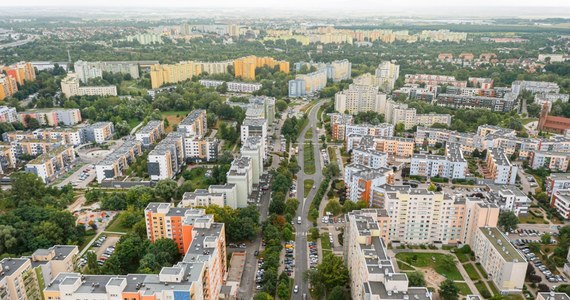 Wrocław mówi "stop" patodeweloperce. Radni miejscy podjęli decyzję o nałożeniu na całe miasto Miejscowego Planu Zagospodarowania Przestrzennego. To pozwoli szybko powstrzymywać szkodliwe pomysły niektórych inwestorów. Ale to nie wszystko. Radni miejscy uchwalili też własne standardy dla inwestycji stawianych w trybie "lex deweloper". 