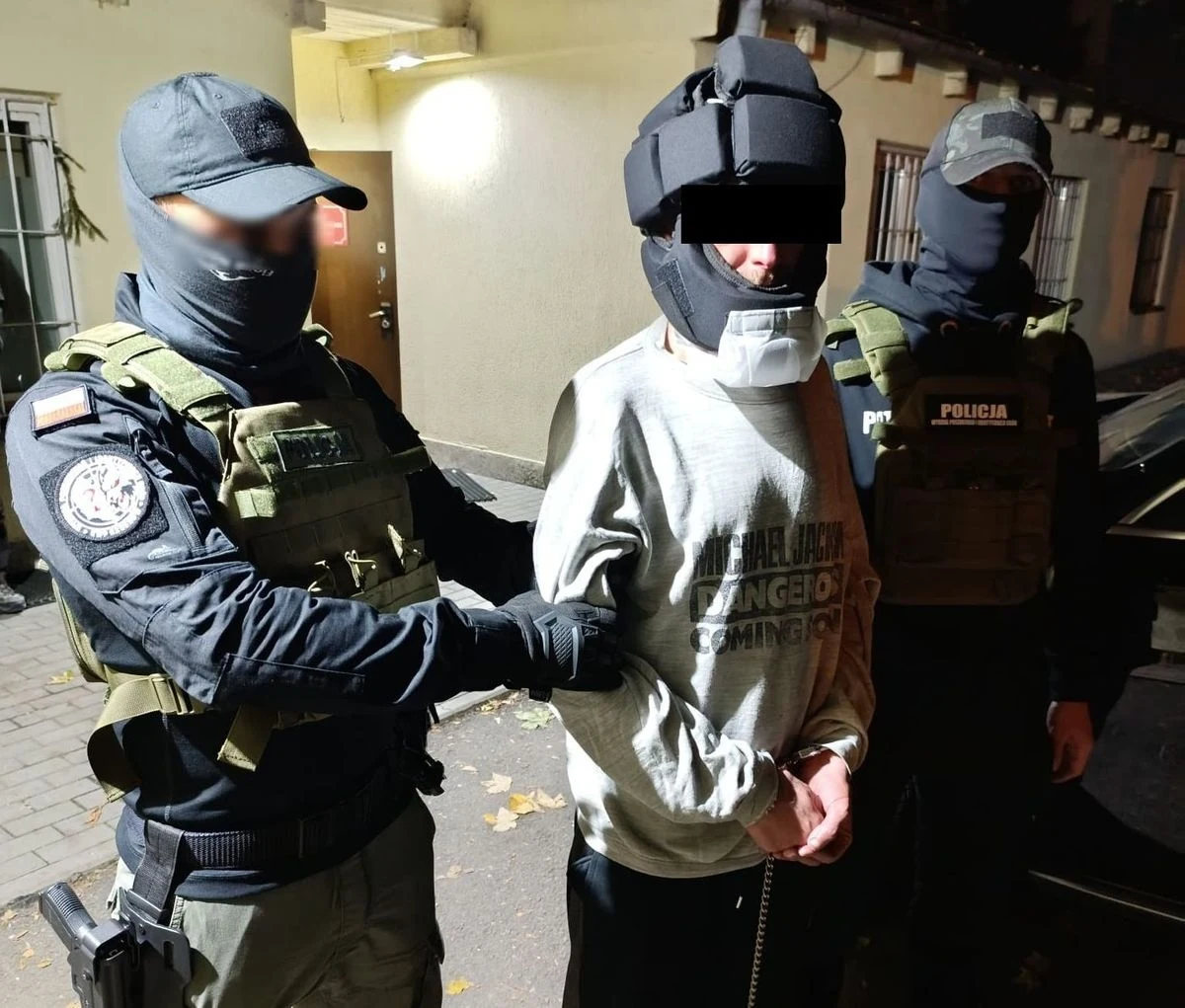 Podejrzany o zabójstwo mężczyzna, który uciekł ze szpitala psychiatrycznego w Radecznicy i przez 10 dni ukrywał się przed policją, ma usłyszeć w tym tygodniu nowe zarzuty. 