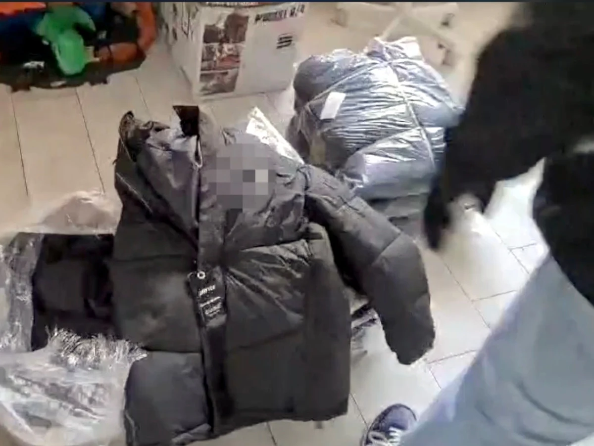 Profesjonalnie podrobione ubrania znanych marek warte pięć milionów złotych przejęli stołeczni policjanci. Zatrzymali też 36-letniego obywatela Ukrainy, który ma odpowiedzieć za podrabianie towarów i ich sprzedaż w podwarszawskiej Wólce Kosowskiej.