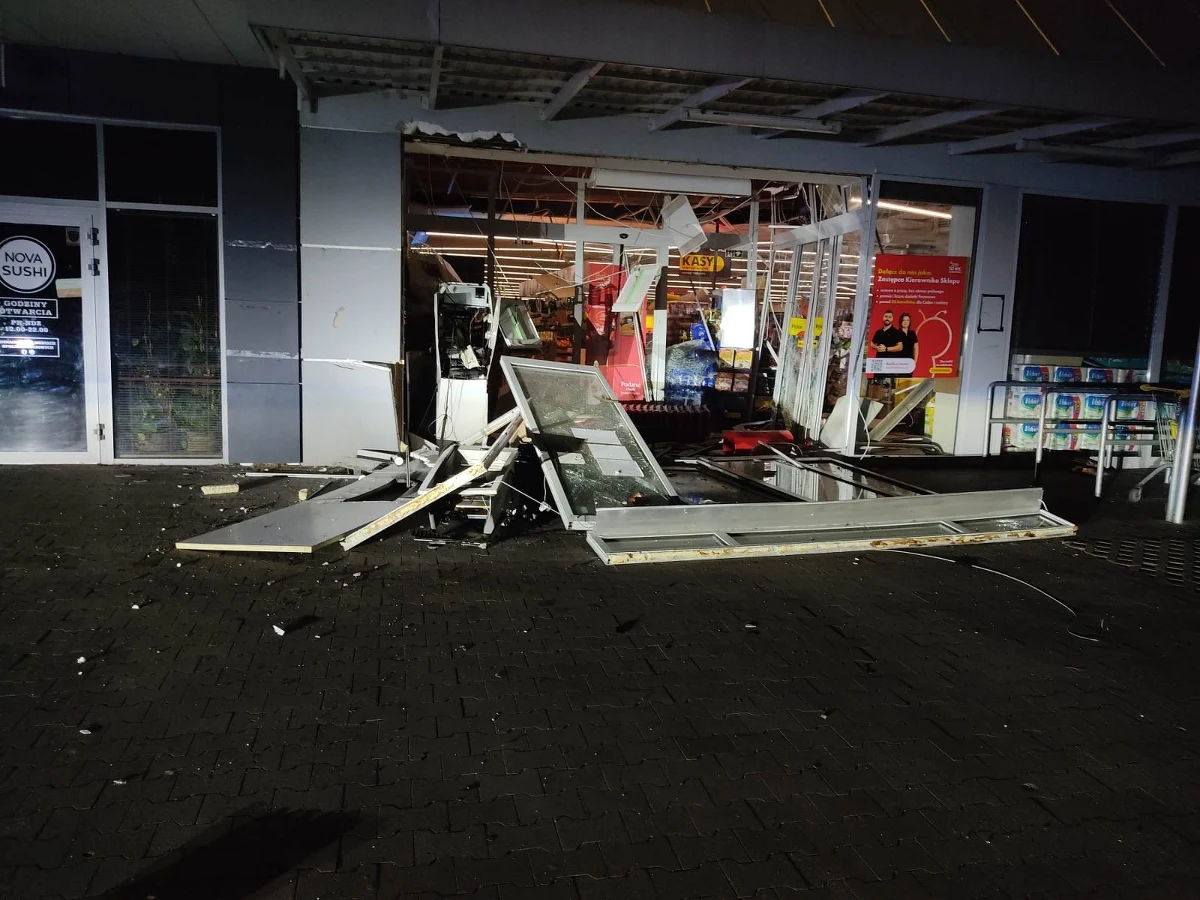 Blisko 150 tysięcy złotych skradziono z bankomatu przy ulicy Hozjusza w Olsztynie - ustalił reporter RMF FM. W nocy z poniedziałku na wtorek złodzieje wysadzili bankomat.