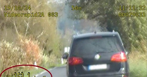 Policja ze Strzelec Krajeńskich (woj. lubuskie) prowadziła pościg za 40-letnim kierowcą, który jechał ponad 160 km na godz. w terenie zabudowanym. Po zatrzymaniu okazało się, że samochód, którym uciekał mężczyzna, jest kradziony.