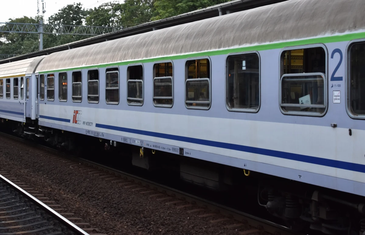 Specjalna komisja będzie ustalać przyczyny niebezpiecznej sytuacji na torach w Górze Włodowskiej w Śląskiem. Jak informowaliśmy w poniedziałek, pociąg Intercity wjechał tam na niewłaściwy tor. Nikomu nic się nie stało, ale około 400 pasażerów musiało przesiąść się do innego składu.