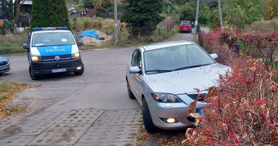 40-letni kierowca najpierw urządził sobie rajd po gdańskich ulicach, potem wjechał w ogrodzenie, a kiedy zorientował się, że ściga go policja, schował się przed mundurowymi w krzakach. Kierowca miał blisko 2,5 promila alkoholu w wydychanym powietrzu i nie miał prawa jazdy. 