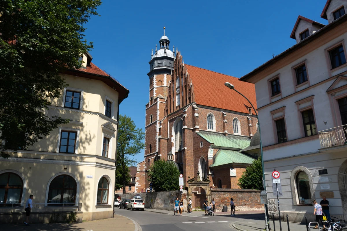 Na krakowskim Kazimierzu przy bazylice Bożego Ciała można dziś było zobaczyć straż pożarną oraz kłęby dymu unoszące się z 70-metrowej wieży. Jednak, jak poinformował serwis miejski, nie był to prawdziwy pożar, a ćwiczenia z prowadzenia działań ratowniczo-gaśniczych, połączone z ewakuacją osób i zbiorów.