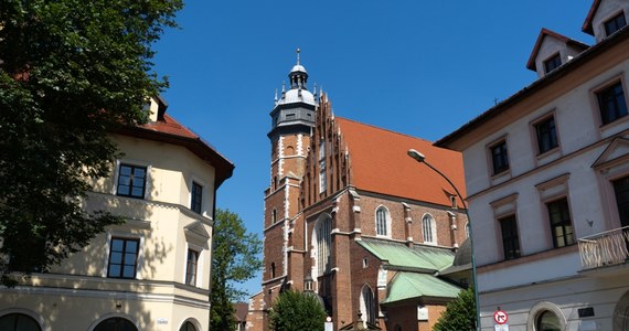 Na krakowskim Kazimierzu przy bazylice Bożego Ciała można dziś było zobaczyć straż pożarną oraz kłęby dymu unoszące się z 70-metrowej wieży. Jednak, jak poinformował serwis miejski, nie był to prawdziwy pożar, a ćwiczenia z prowadzenia działań ratowniczo-gaśniczych, połączone z ewakuacją osób i zbiorów.