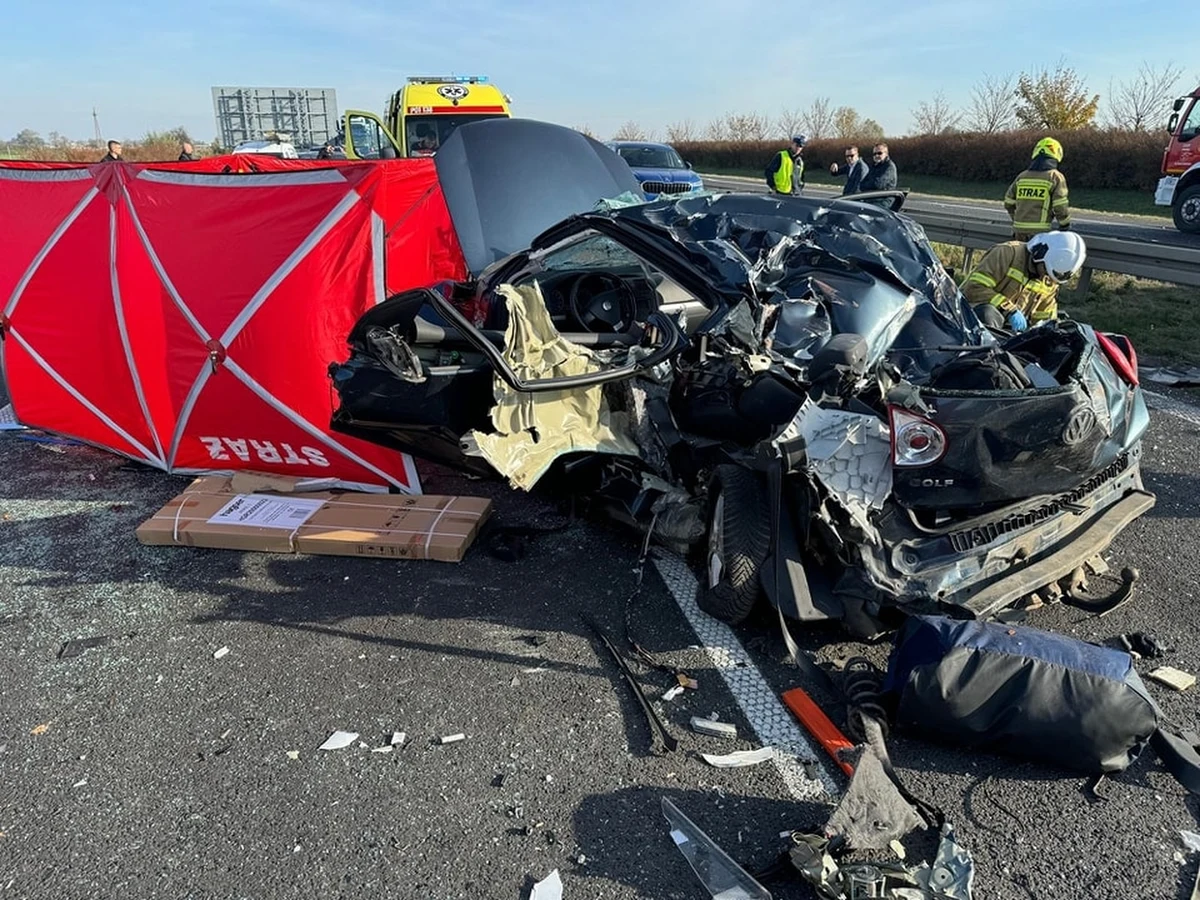 Na trasie S5 na wysokości Kleszczewa (województwo wielkopolskie) doszło do śmiertelnego wypadku. Ciężarówka przewróciła się na bok i przygniotła osobówkę. Zginął kierowca samochodu osobowego.