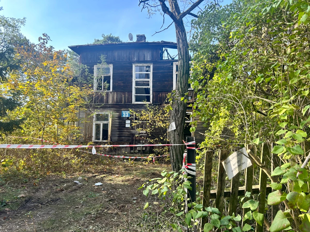 Pożar zdewastował kolejny zabytkowy dom w stylu świdermajer. Do pożaru drewnianego budynku doszło przy ulicy Brzostowskiej w warszawskiej Falenicy.