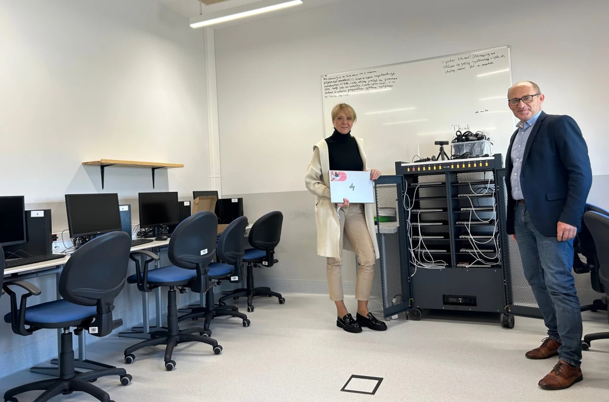 W gdyńskiej szkole powstało laboratorium AI - to krok wprowadzający sztuczną inteligencję do polskiego systemu edukacji. Zespół Szkół Ogólnokształcących nr 8 w Gdyni jako jedna z sześciu szkół w Polsce bierze udział w projekcie AI Lab.