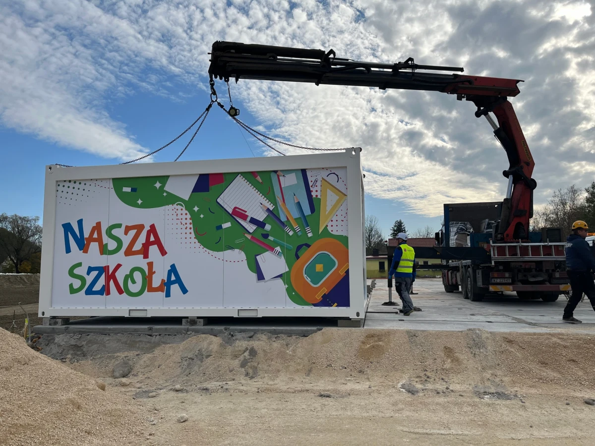 Powódź zrujnowała szkołę podstawową i przedszkole dla ponad setki dzieci. Teraz placówkę odbuduje prywatna firma. Właśnie w Żelaźnie koło Kłodzka na Dolnym Śląsku rozpoczęła się budowa placówki modułowej - nowa szkoła powstanie w ciągu zaledwie kilku dni - za darmo.