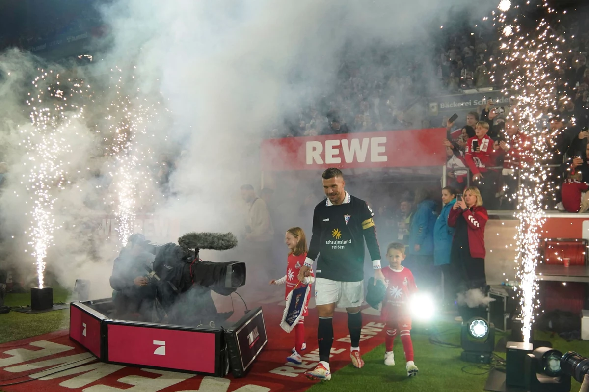Lukasowi Podolskiemu grozi kara grzywny za używanie pirotechniki na stadionie w Kolonii - poinformowały niemieckie media. 10 października po meczu między FC Koeln a Górnikiem Zabrze piłkarz żegnał się z kibicami, odpaloną racą. 