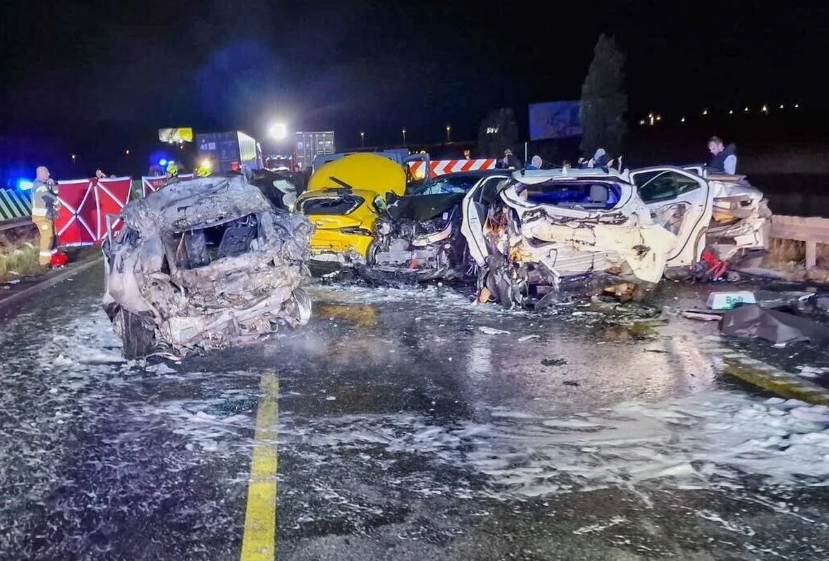 Śledczy poinformowali, że potwierdzili tożsamość dwóch kolejnych ofiar katastrofy drogowej na S7 w Borkowie k. Gdańska – rodzeństwa z powiatu malborskiego: 9-letniej Elizy i 12-letniego Tomka. Oznacza to, że w karambolu zginęło czworo dzieci w wieku od 7 do 12 lat, a 15 osób zostało rannych.