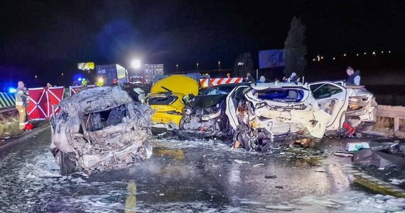 Śledczy poinformowali, że potwierdzili tożsamość dwóch kolejnych ofiar katastrofy drogowej na S7 w Borkowie k. Gdańska – rodzeństwa z powiatu malborskiego: 9-letniej Elizy i 12-letniego Tomka. Oznacza to, że w karambolu zginęło czworo dzieci w wieku od 7 do 12 lat, a 15 osób zostało rannych.