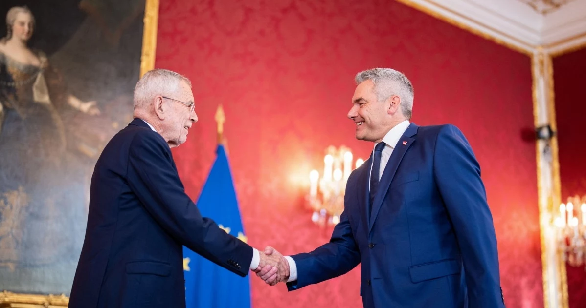 Prezydent Alexander van der Bellen (po lewej) i kanclerz Karl Nehammer (po prawej) w rezydencji Hofburg