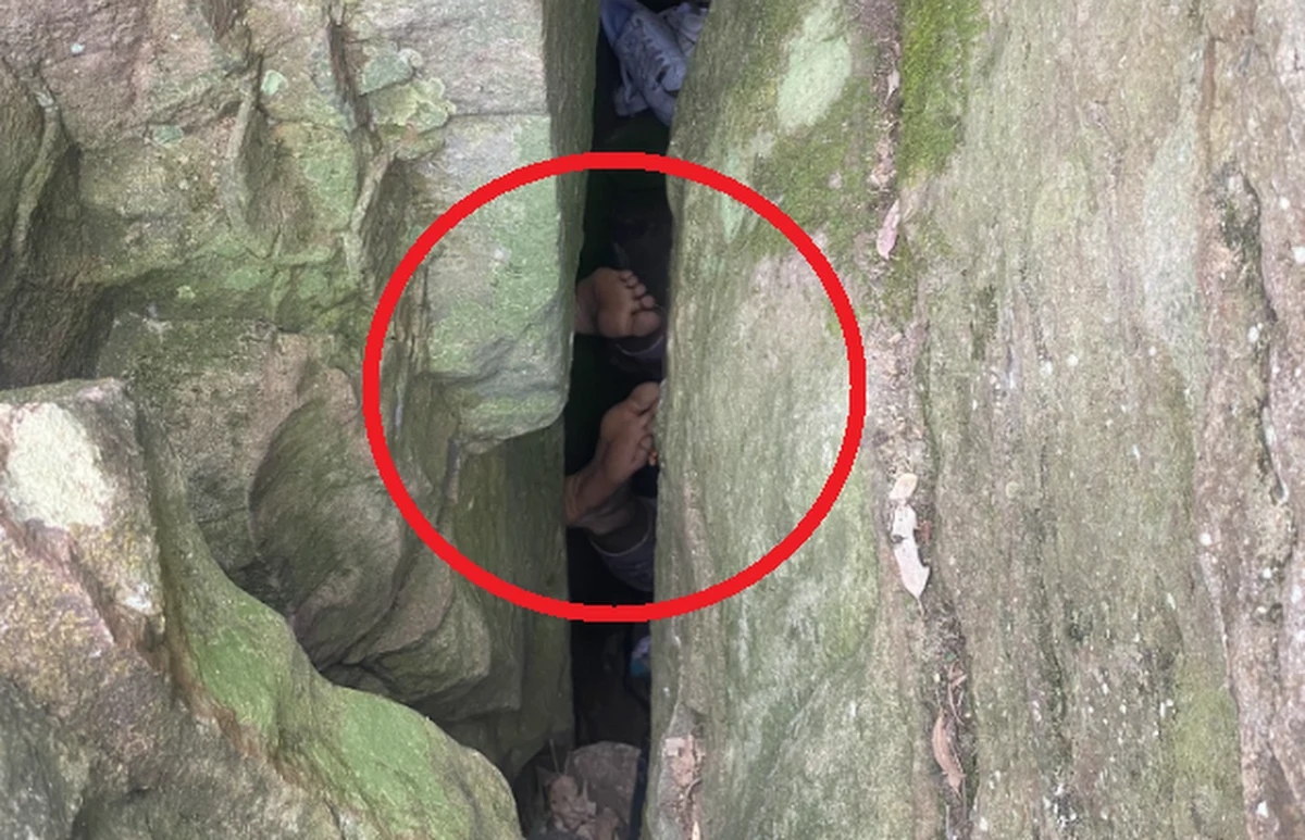 Ścieżki spacerowe w regionie Hunter w australijskim stanie Nowa Południowa Walia są piękne, ale bywają niebezpieczne. Przekonała się o tym młoda dziewczyna, która w wyjątkowo niefortunny sposób utknęła głową w dół pomiędzy skałami. Musiała odczekać kilka godzin, nim udało się ją wyciągnąć.