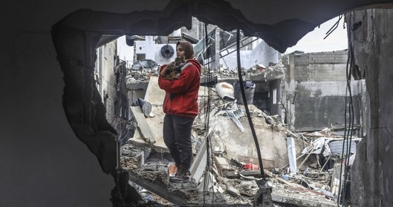 Zniszczona infrastruktura, brak pracy, ubóstwo - z tym wszystkim mierzą się Palestyńczycy w Strefie Gazy. Trwająca już ponad rok wojna z Izraelem odcisnęła tragiczne piętno na tej enklawie i sprawiła, że poziom rozwoju społecznego cofnął się tam do poziomu z 1955 roku.