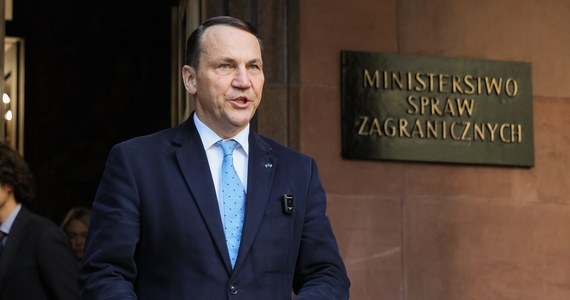 Minister spraw zagranicznych wycofał zgodę na funkcjonowanie konsulatu Rosji w Poznaniu. Radosław Sikorski podjął taką decyzję, bo dysponuje informacjami, że za próbami dywersji w Polsce stoi właśnie Rosja.