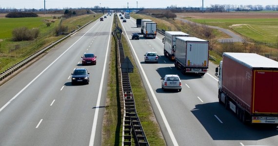 Zwiększenie sieci płatnych dróg o ok. 1,6 tys. km od 1 listopada tego roku zakłada przyjęte przez rząd rozporządzenie - poinformowała Kancelaria Prezesa Rady Ministrów (KPRM). Nowe przepisy będą dotyczyć wyłącznie pojazdów o dopuszczalnej masie całkowitej powyżej 3,5 t, czyli ciężarówek i autobusów.