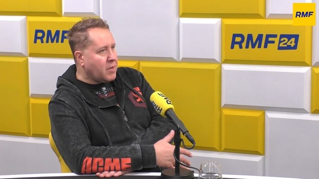 "Rosjanie coraz śmielej sobie poczynają. Ich operacje, które kiedyś znane były z różnego rodzaju subtelności, dzisiaj przestały takie być" - powiedział w Popołudniowej rozmowie w RMF FM prof. Daniel Boćkowski, ekspert w zakresie stosunków międzynarodowych i bezpieczeństwa z Uniwersytetu w Białymstoku oraz Instytutu Historii PAN w Warszawie. Dodał, że Rosja prowadzi półkinetyczne działania w kierunku Europy. "Ich cel jest prosty: Mamy zacząć się bać". Ekspert podkreślał, że ludzie biorący udział w akcjach sabotażowych organizowanych przez Rosjan to nie są żadni agenci. "Rosjanie doprowadzają do destabilizacji wewnątrz państw niemal za darmo" - stwierdził.