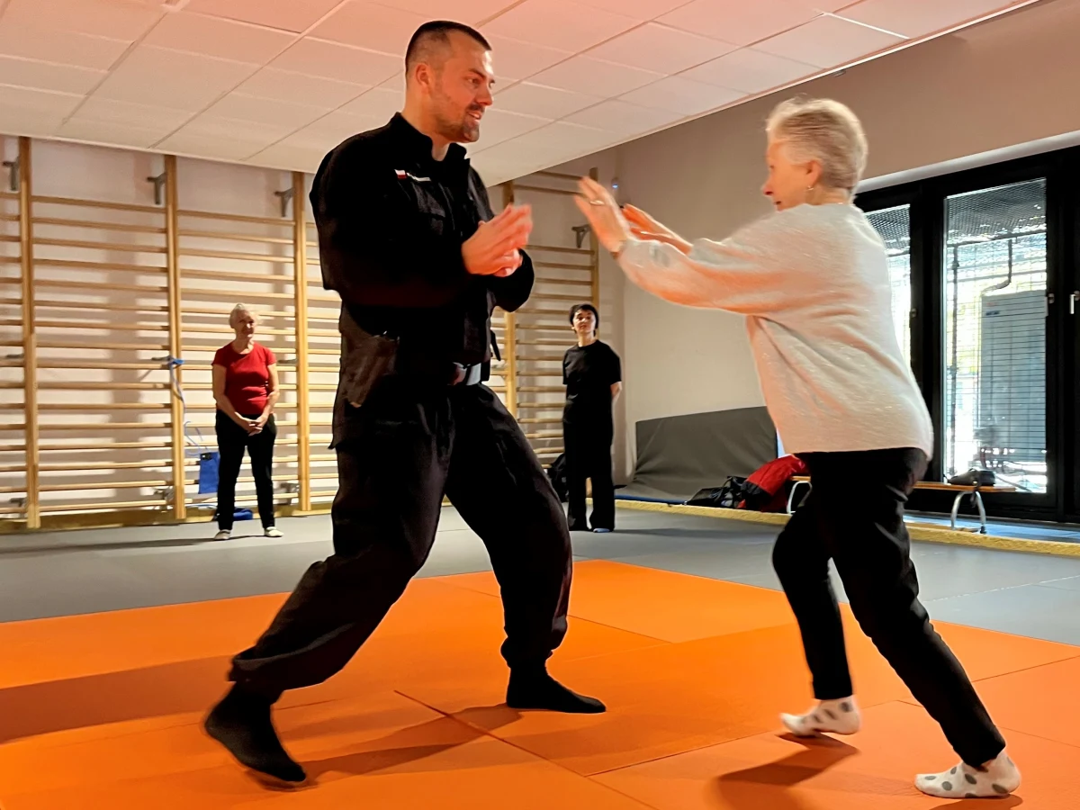 Powalają na ziemię i zadają ciosy w czułe miejsca. Seniorki uczą się samoobrony na zajęciach, które od wtorku organizuje dla nich policja. Funkcjonariusze nie tylko uczą, jak zadawać ciosy, ale też cierpliwie je przyjmują 