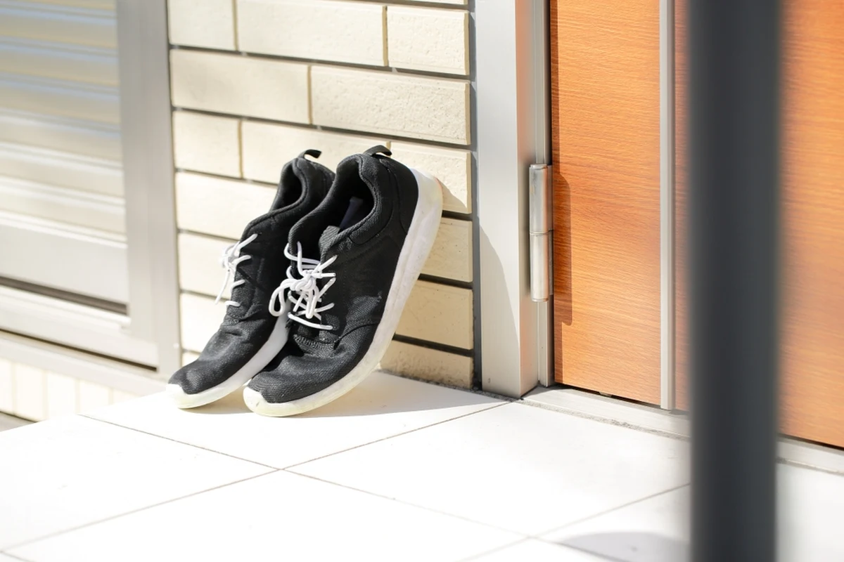 Absurdalna sprawa w Grecji. Sąd skazał mężczyznę, który zakłócał spokój sąsiadom poprzez wielokrotne zakradanie się na ich posiadłości w celu... wąchania wystawionych przed domami butów.