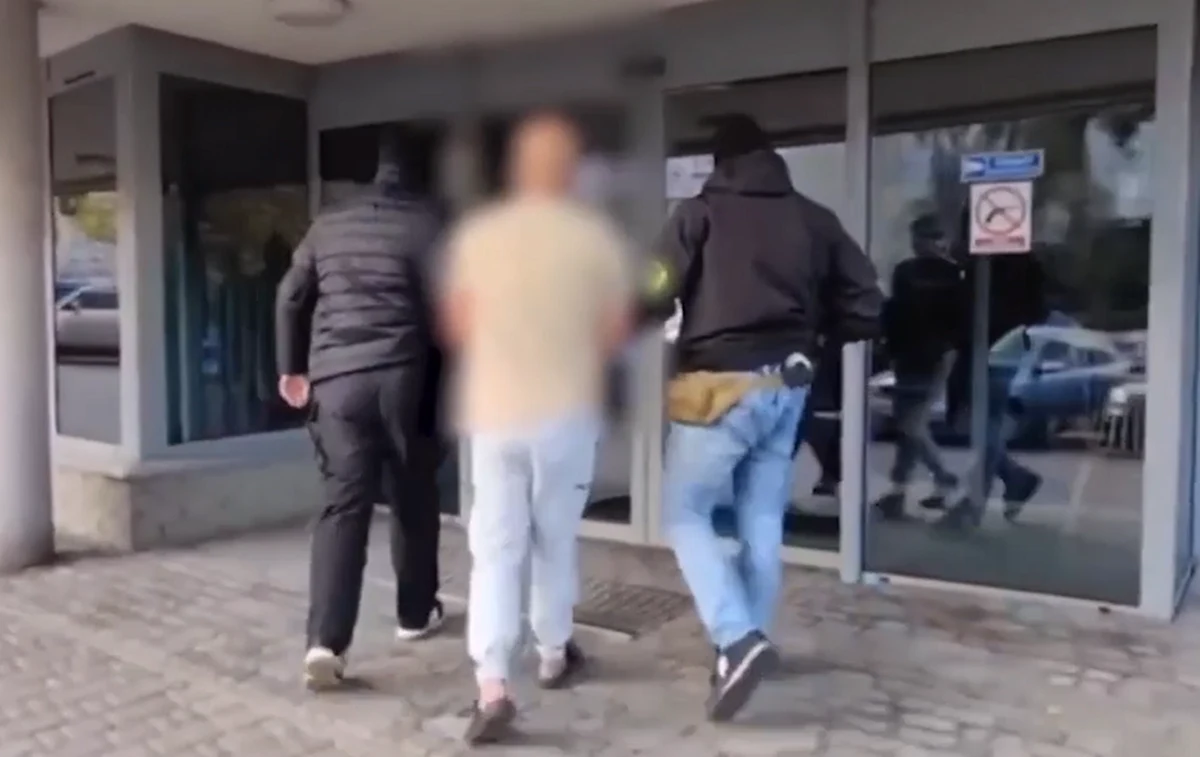 Obywatela Turcji ściganego czerwoną notą Interpolu zatrzymali w Tomaszowie Mazowieckim łódzcy policjanci. Mężczyzna był poszukiwany przez turecki wymiar sprawiedliwości za podwójne zabójstwo, którego miał się dopuścić w 2023 r. w Stambule.